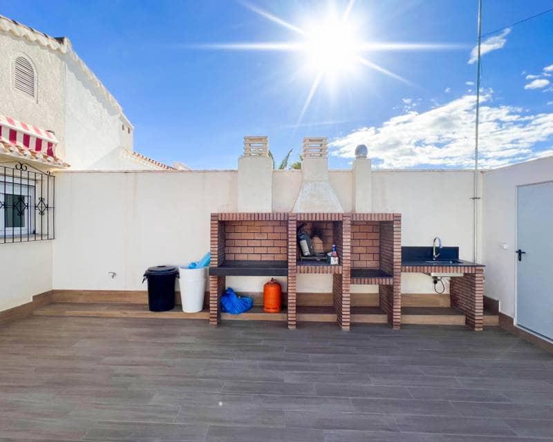 3 bedroom Villa for rent in Torrevieja with pool garage - € 1,800 (Ref: 7283435)