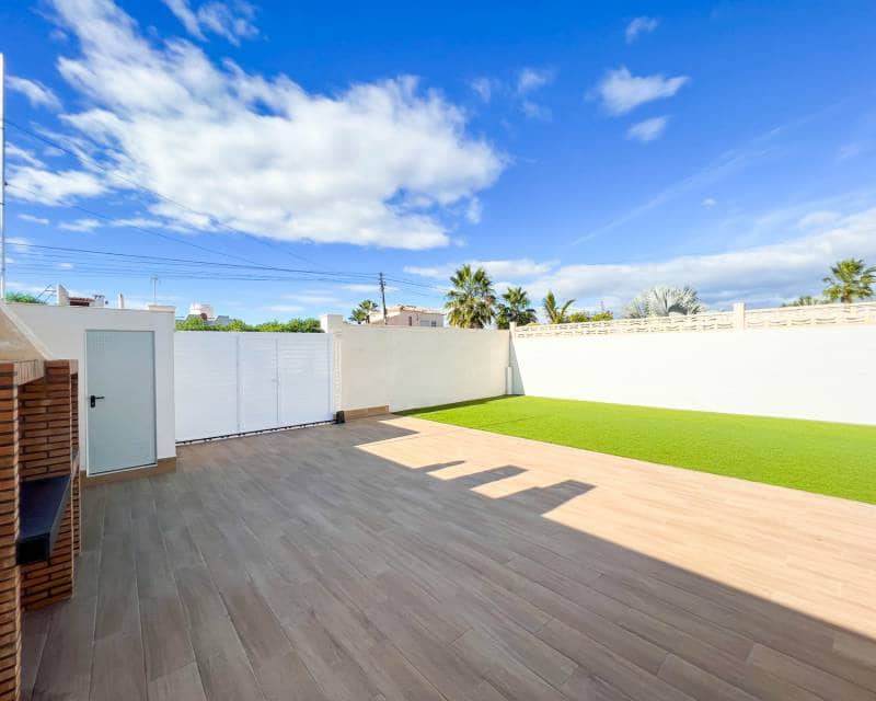 3 bedroom Villa for rent in Torrevieja with pool garage - € 1,800 (Ref: 7283435)