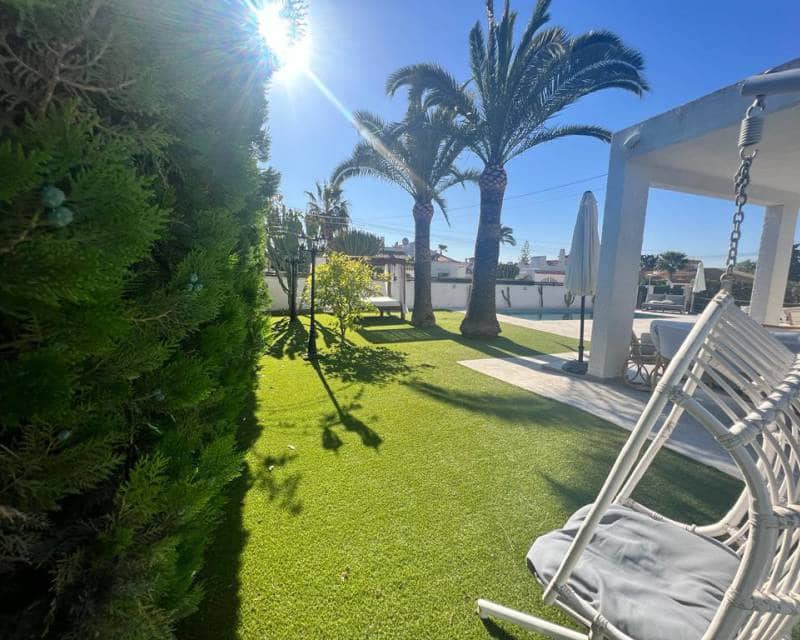 3 soveværelse Villa til leje i Torrevieja med swimmingpool garage - € 2.000 (Ref: 7587269)