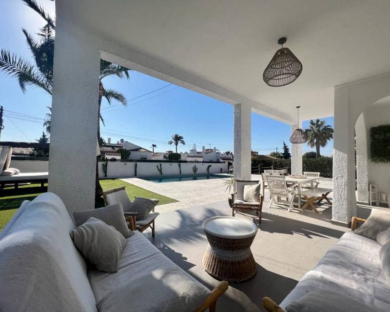 3 soveværelse Villa til leje i Torrevieja med swimmingpool garage - € 2.000 (Ref: 7587269)