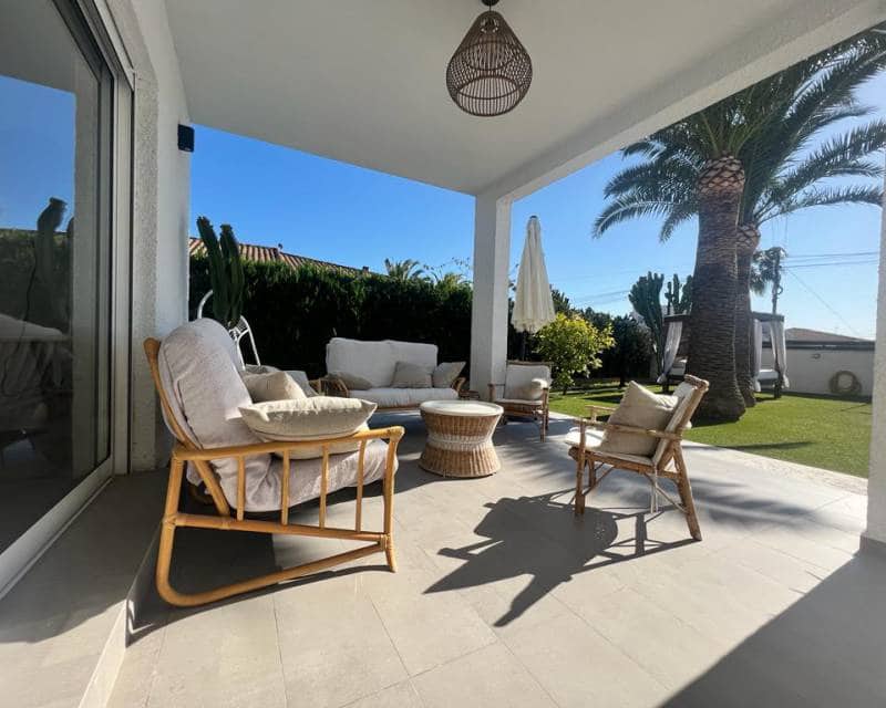 3 soveværelse Villa til leje i Torrevieja med swimmingpool garage - € 2.000 (Ref: 7587269)