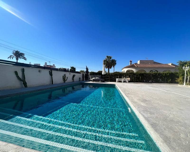 3 soveværelse Villa til leje i Torrevieja med swimmingpool garage - € 2.000 (Ref: 7587269)
