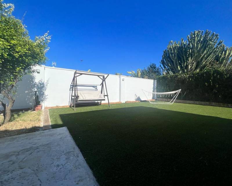 3 soveværelse Villa til leje i Torrevieja med swimmingpool garage - € 2.000 (Ref: 7587269)