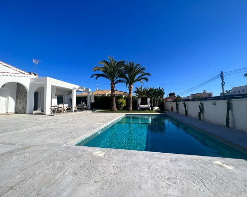 3 soveværelse Villa til leje i Torrevieja med swimmingpool garage - € 2.000 (Ref: 7587269)
