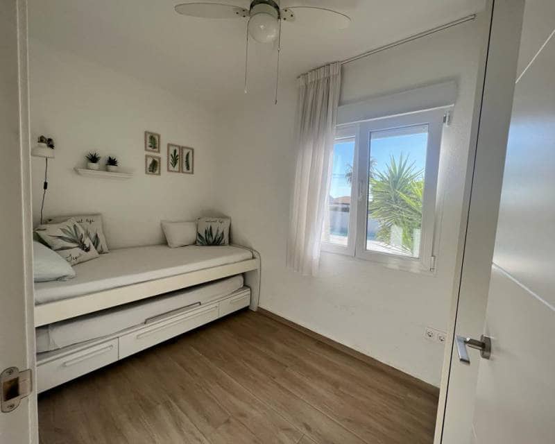 3 soveværelse Villa til leje i Torrevieja med swimmingpool garage - € 2.000 (Ref: 7587269)