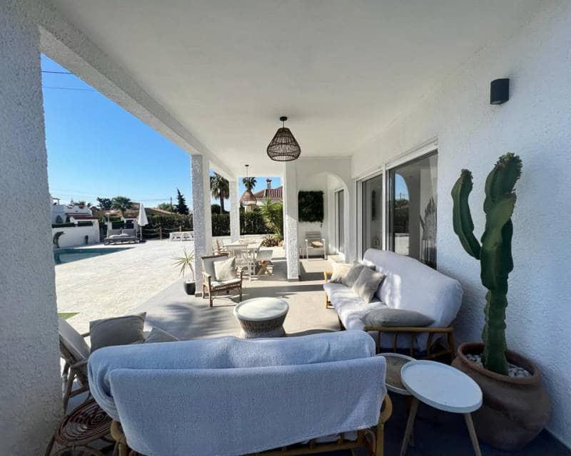 3 soveværelse Villa til leje i Torrevieja med swimmingpool garage - € 2.000 (Ref: 7587269)