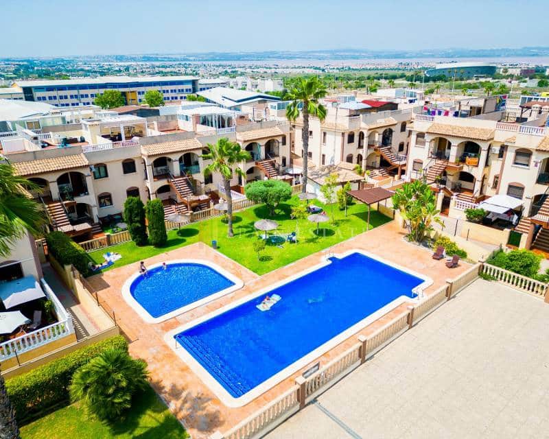 2 chambre Bungalow à vendre à Torrevieja avec piscine garage - 210 000 € (Ref: 7663873)