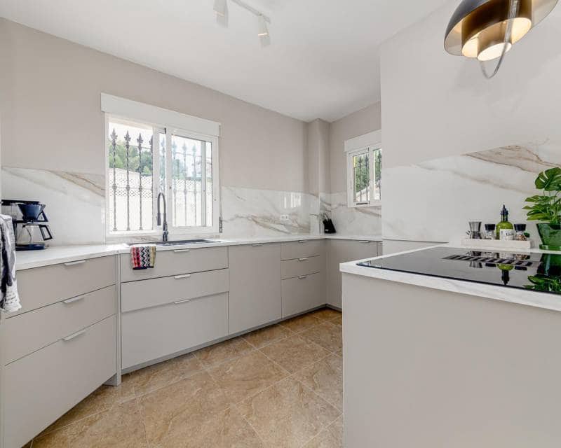 4 bedroom Villa for rent in Villamartin with pool garage - € 2,850 (Ref: 8119629)