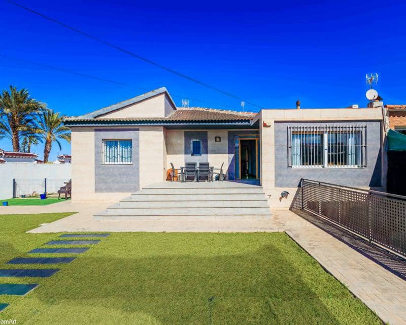 Chalet de 3 habitaciones en Los Balcones en venta con piscina garaje - 380.000 € (Ref: 8131752)