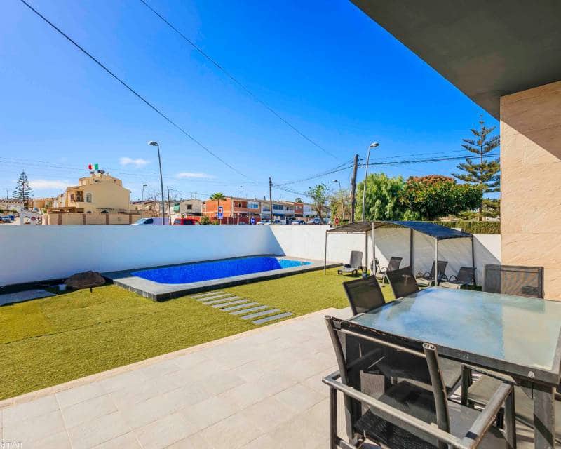 Chalet de 3 habitaciones en Los Balcones en venta con piscina garaje - 380.000 € (Ref: 8131752)