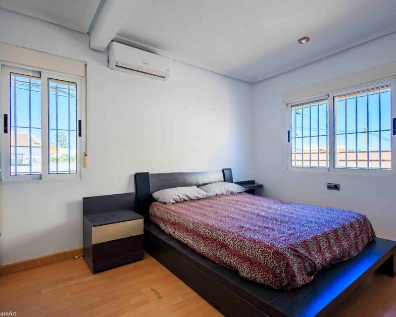 Chalet de 3 habitaciones en Los Balcones en venta con piscina garaje - 380.000 € (Ref: 8131752)