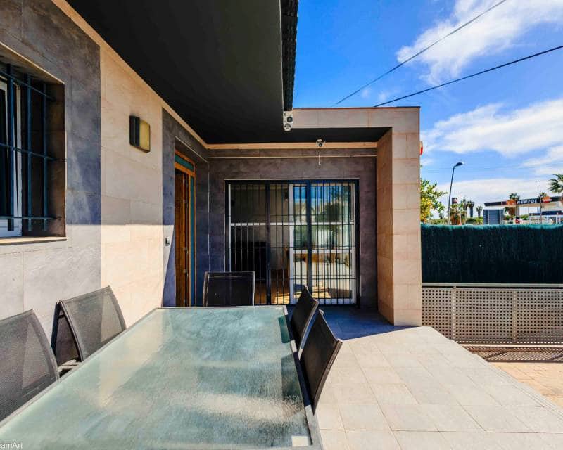 Chalet de 3 habitaciones en Los Balcones en venta con piscina garaje - 380.000 € (Ref: 8131752)