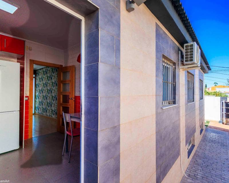 Chalet de 3 habitaciones en Los Balcones en venta con piscina garaje - 380.000 € (Ref: 8131752)