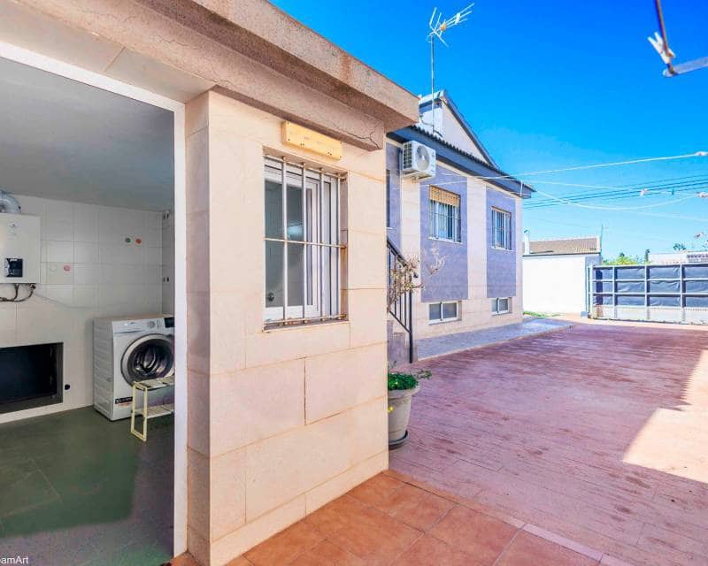 Chalet de 3 habitaciones en Los Balcones en venta con piscina garaje - 380.000 € (Ref: 8131752)