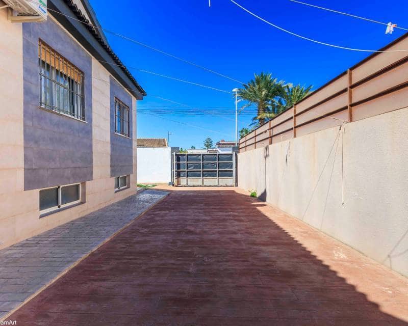 Chalet de 3 habitaciones en Los Balcones en venta con piscina garaje - 380.000 € (Ref: 8131752)