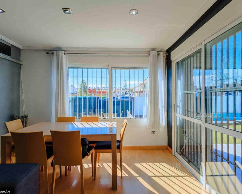 Chalet de 3 habitaciones en Los Balcones en venta con piscina garaje - 380.000 € (Ref: 8131752)