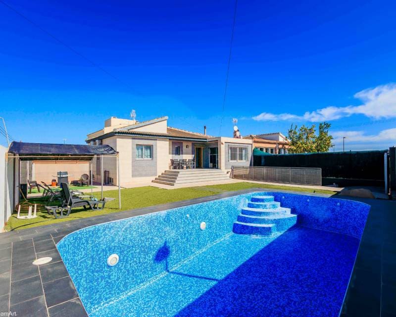 Chalet de 3 habitaciones en Los Balcones en venta con piscina garaje - 380.000 € (Ref: 8131752)