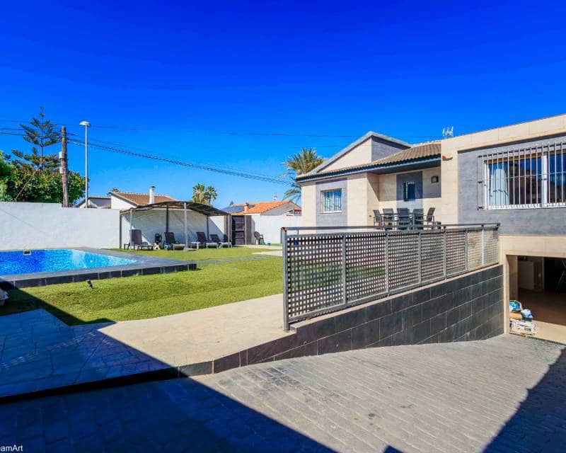 Chalet de 3 habitaciones en Los Balcones en venta con piscina garaje - 380.000 € (Ref: 8131752)