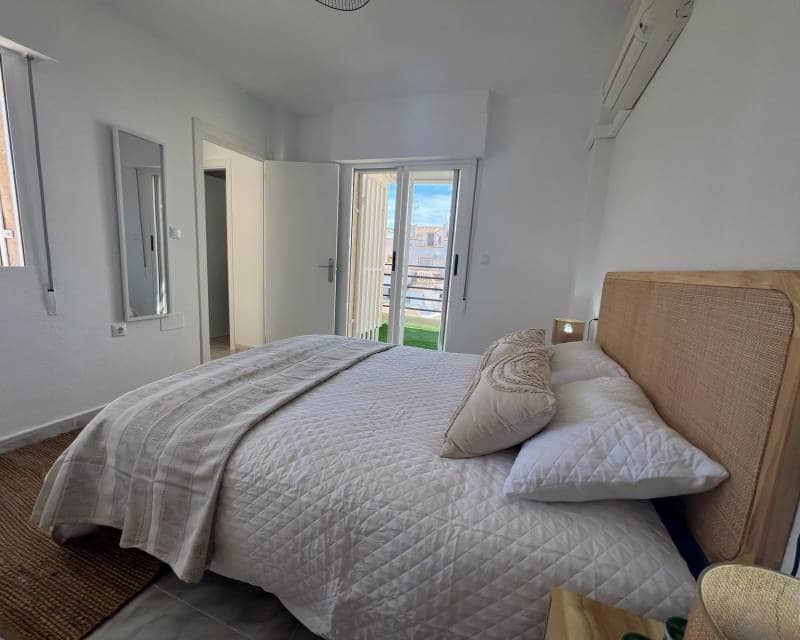 2 Zimmer Reihenhaus zu vermieten in Torrevieja mit Pool - 800 € (Ref: 8231475)