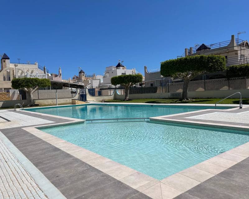 2 Zimmer Reihenhaus zu vermieten in Torrevieja mit Pool - 800 € (Ref: 8231475)