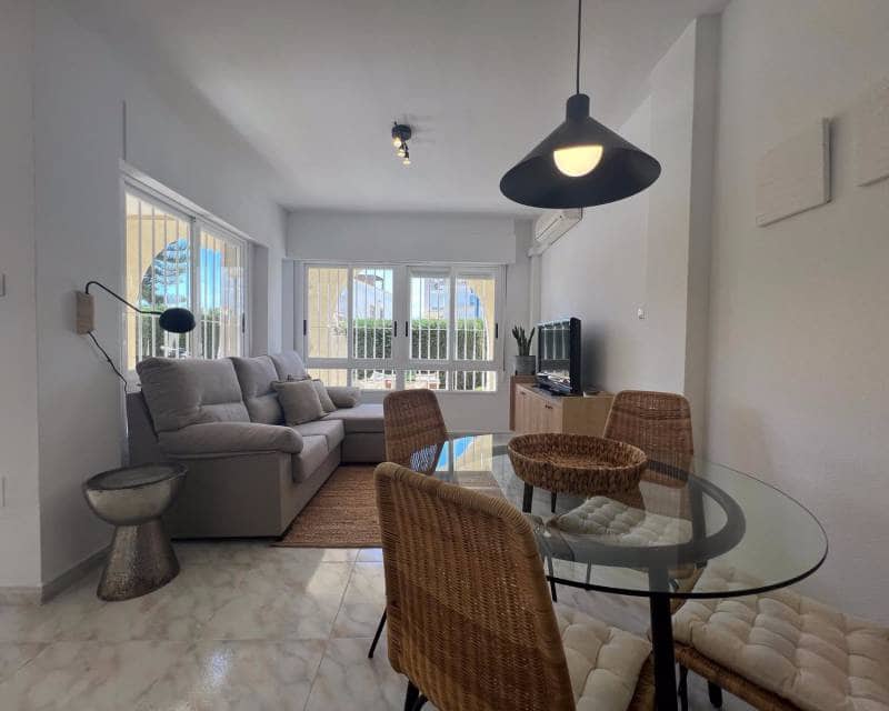 2 Zimmer Reihenhaus zu vermieten in Torrevieja mit Pool - 800 € (Ref: 8231475)