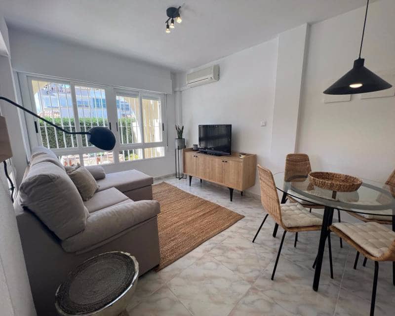 2 Zimmer Reihenhaus zu vermieten in Torrevieja mit Pool - 800 € (Ref: 8231475)