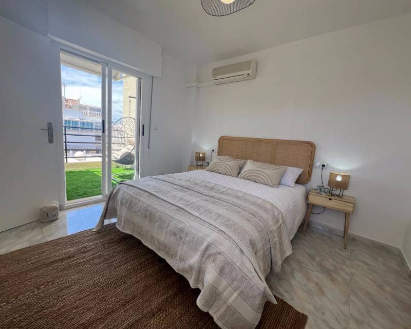 2 Zimmer Reihenhaus zu vermieten in Torrevieja mit Pool - 800 € (Ref: 8231475)