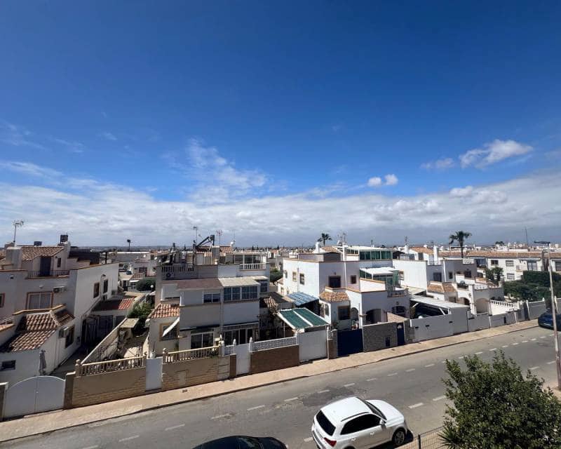 2 Zimmer Reihenhaus zu vermieten in Torrevieja mit Pool - 800 € (Ref: 8231475)