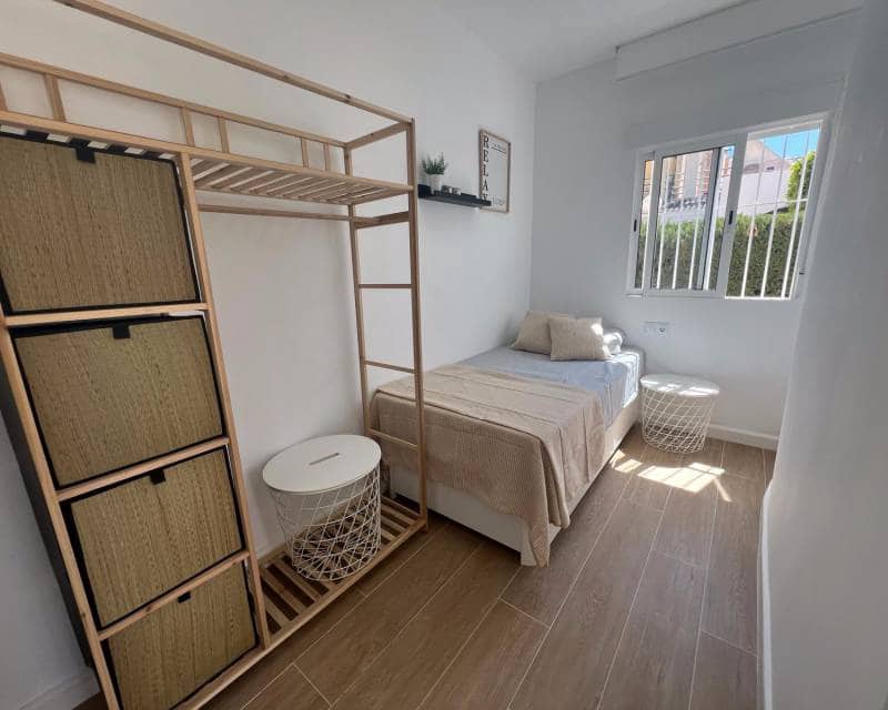 2 Zimmer Reihenhaus zu vermieten in Torrevieja mit Pool - 800 € (Ref: 8231475)