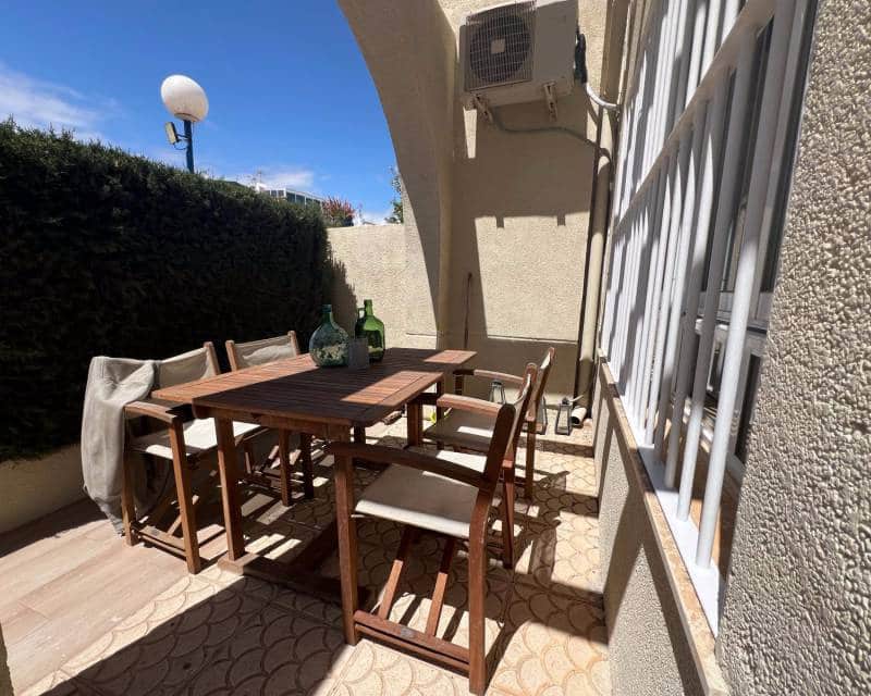 2 Zimmer Reihenhaus zu vermieten in Torrevieja mit Pool - 800 € (Ref: 8231475)