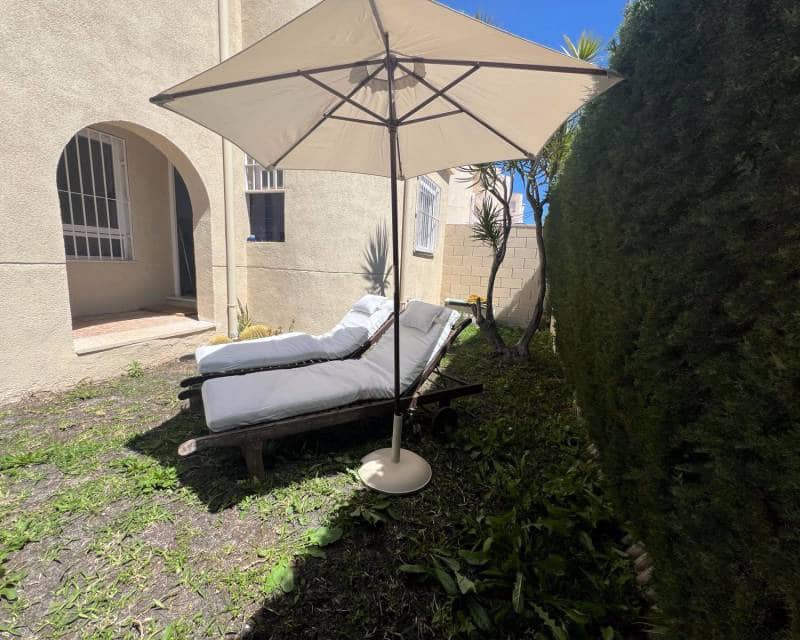 2 Zimmer Reihenhaus zu vermieten in Torrevieja mit Pool - 800 € (Ref: 8231475)