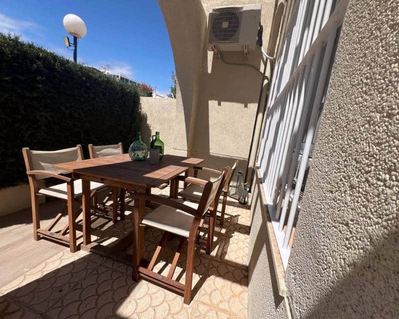 2 Zimmer Reihenhaus zu vermieten in Torrevieja mit Pool - 800 € (Ref: 8231475)
