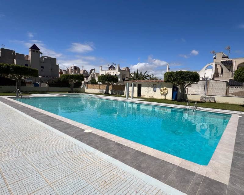 2 Zimmer Reihenhaus zu vermieten in Torrevieja mit Pool - 800 € (Ref: 8231475)