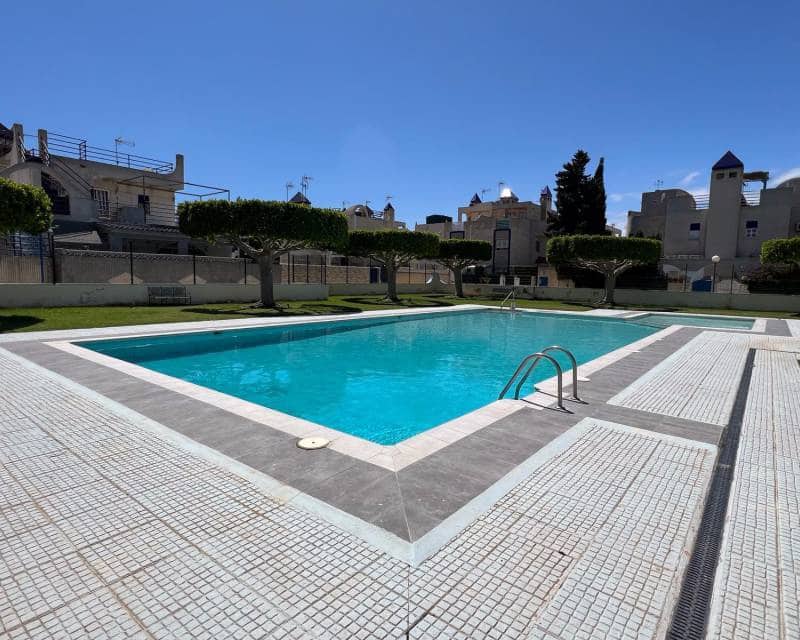 2 Zimmer Reihenhaus zu vermieten in Torrevieja mit Pool - 800 € (Ref: 8231475)