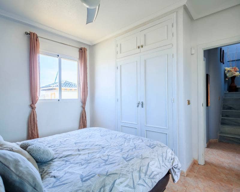 5 soveværelse Villa til salg i La Zenia med swimmingpool - € 399.000 (Ref: 8295249)