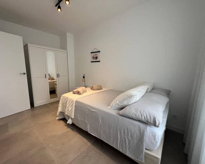 Apartamento de 3 habitaciones en Torrevieja en alquiler - 1.300 € (Ref: 9110812)