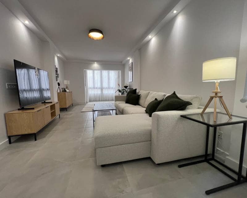 Apartamento de 3 habitaciones en Torrevieja en alquiler - 1.300 € (Ref: 9110812)