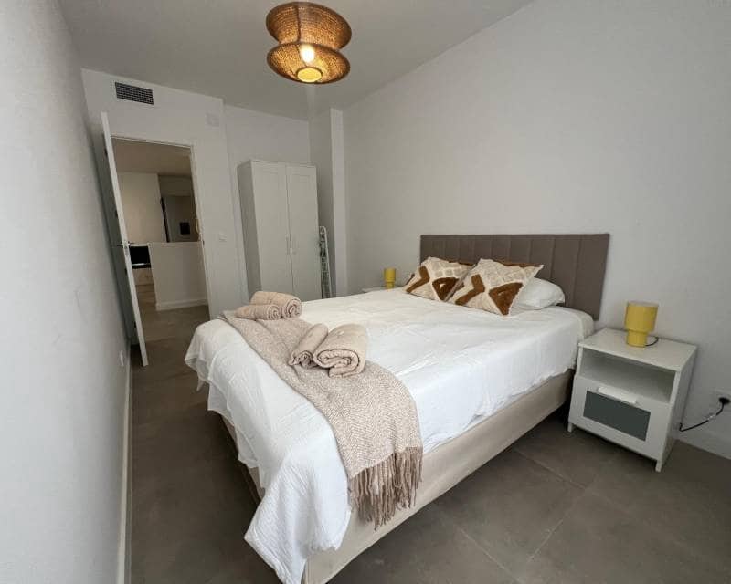 Apartamento de 3 habitaciones en Torrevieja en alquiler - 1.300 € (Ref: 9110812)