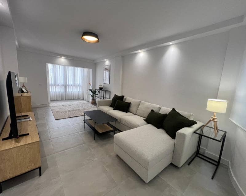 Apartamento de 3 habitaciones en Torrevieja en alquiler - 1.300 € (Ref: 9110812)