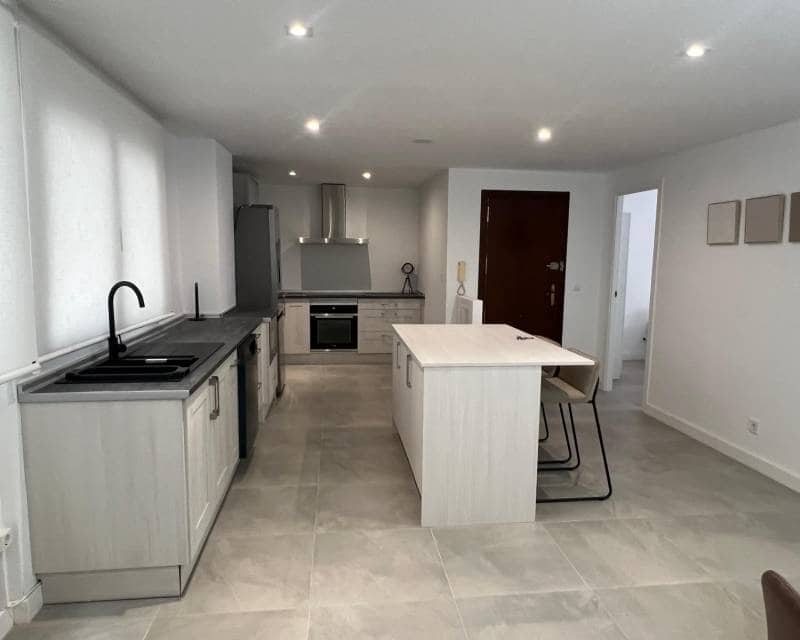 Apartamento de 3 habitaciones en Torrevieja en alquiler - 1.300 € (Ref: 9110812)