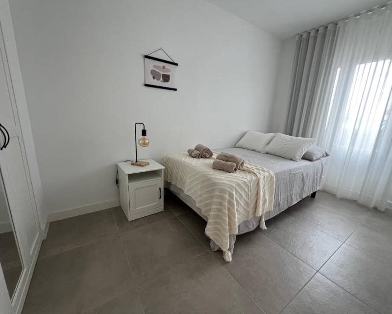 Apartamento de 3 habitaciones en Torrevieja en alquiler - 1.300 € (Ref: 9110812)