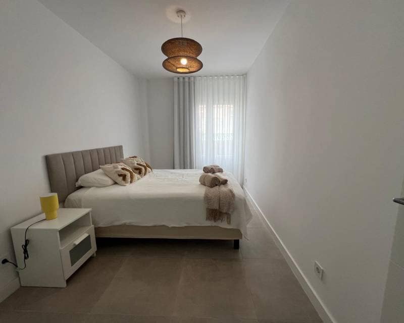 Apartamento de 3 habitaciones en Torrevieja en alquiler - 1.300 € (Ref: 9110812)