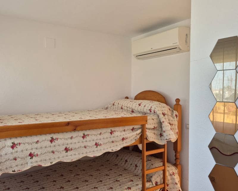 2 soveværelse Villa til leje i Torrevieja med swimmingpool garage - € 900 (Ref: 9207767)