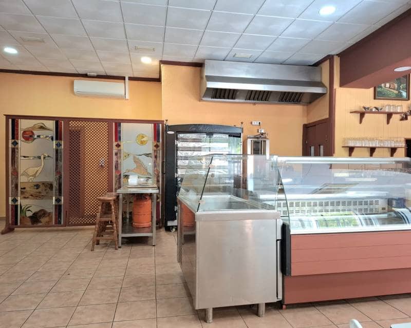 Entreprise de 1 chambre à louer à Torrevieja - 1 600 € (Ref: 9325348)