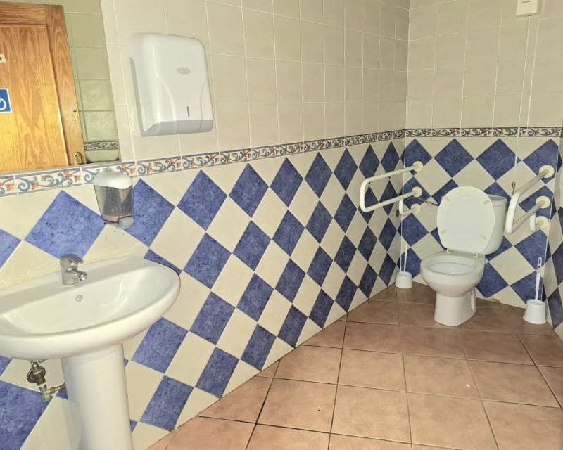 Entreprise de 1 chambre à louer à Torrevieja - 1 600 € (Ref: 9325348)