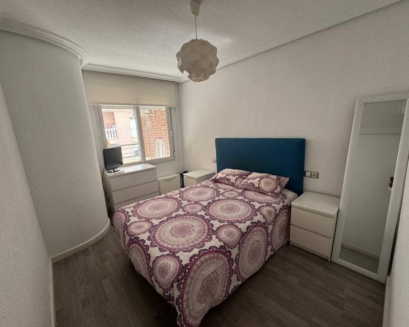 3 slaapkamer Appartement te huur in Torrevieja - € 950 (Ref: 9345778)