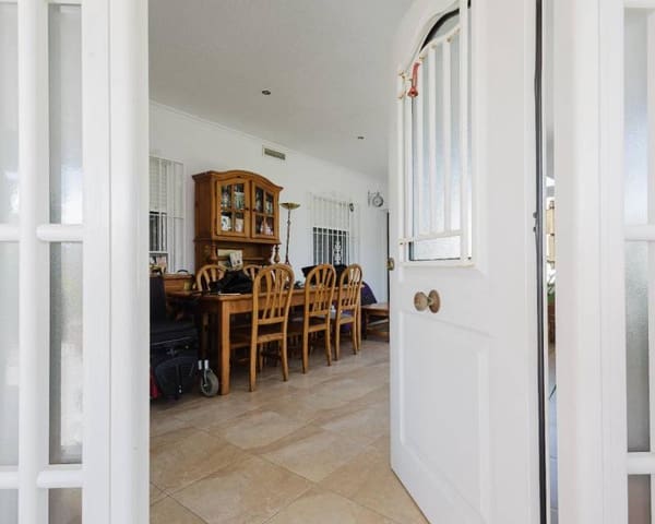 Chalet de 5 habitaciones en La Siesta, Torrevieja en venta con piscina - 449.000 € (Ref: 9362928)