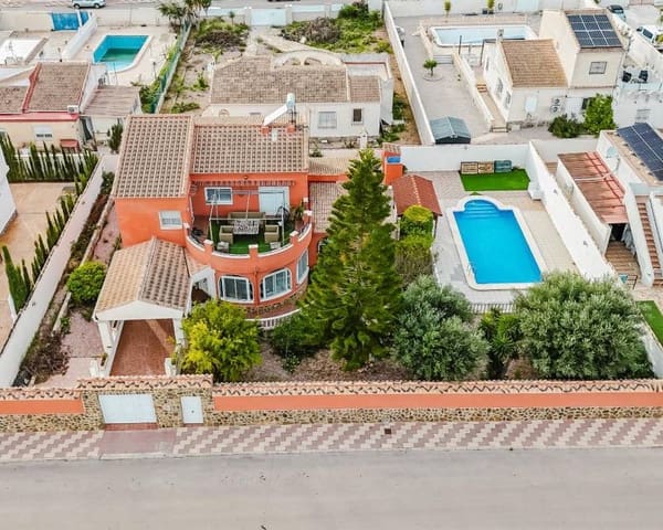 Chalet de 5 habitaciones en La Siesta, Torrevieja en venta con piscina - 449.000 € (Ref: 9362928)