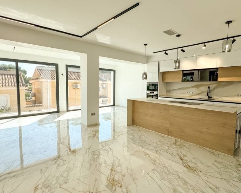 4 sypialnia Willa na sprzedaż w Los Balcones z basenem - 995 000 € (Ref: 9417880)