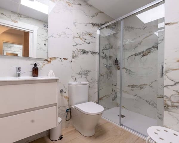 Appartement te huur in Las Piscinas Naturales, Torrevieja - € 900 (Ref: 9471018)